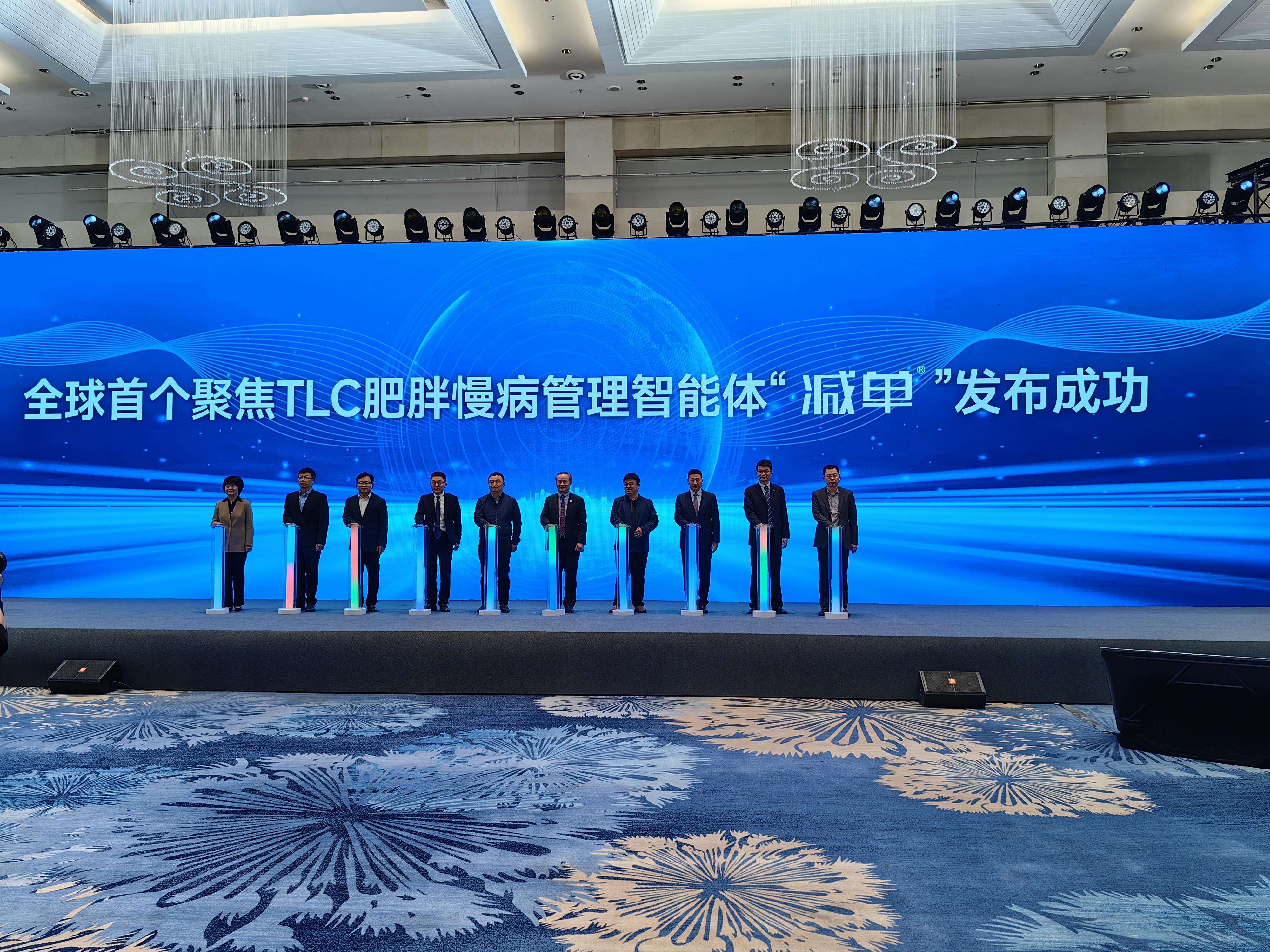 重管理AI大模型发布开元棋牌全球首个体(图1)
